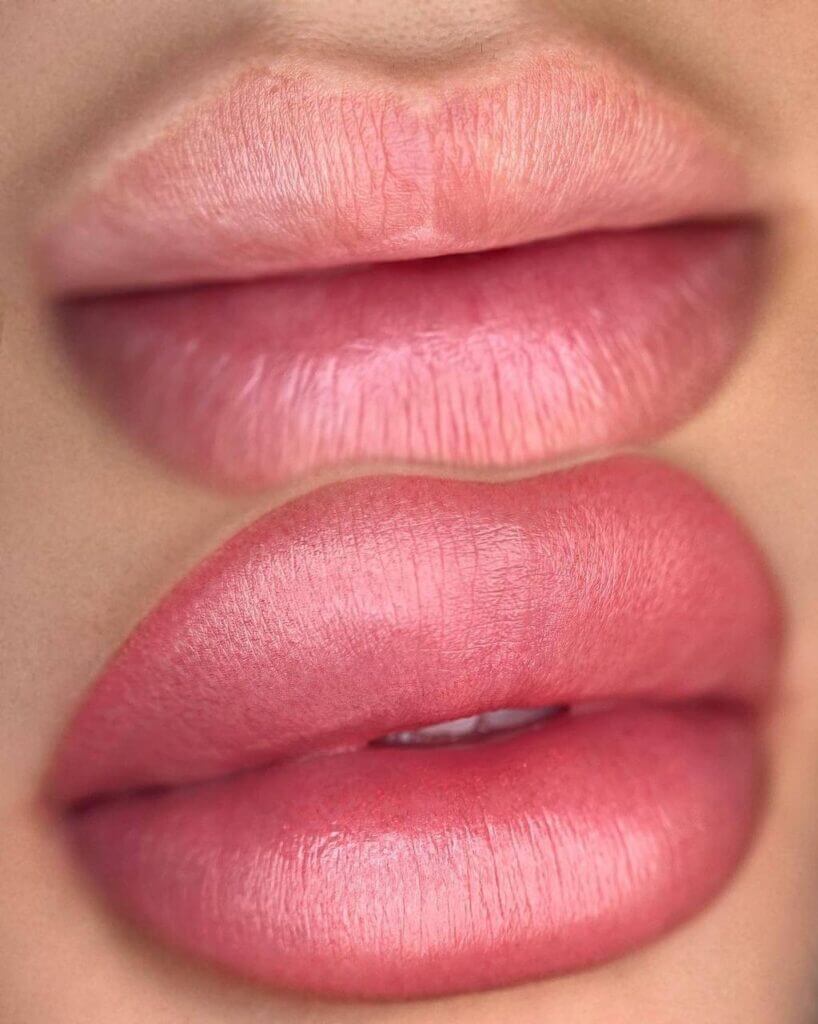 Micropigmentación de labios: dos vistas oblicuas de los labios con distintas tonalidades rosadas.