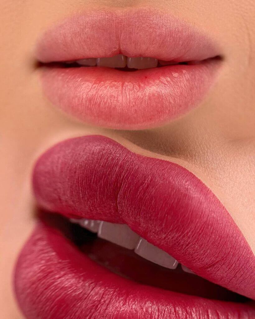 Micropigmentación de labios: comparativa de labios rosados con un acabado de color más intenso.
