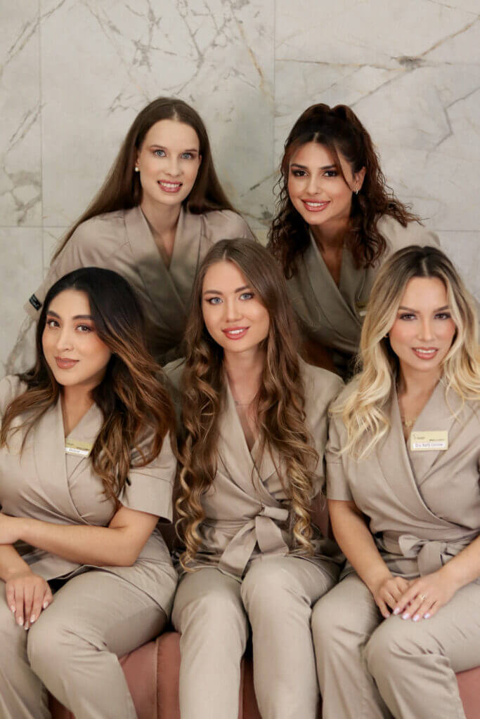 Fotografía de grupo del equipo de VenusMed con uniformes beige.